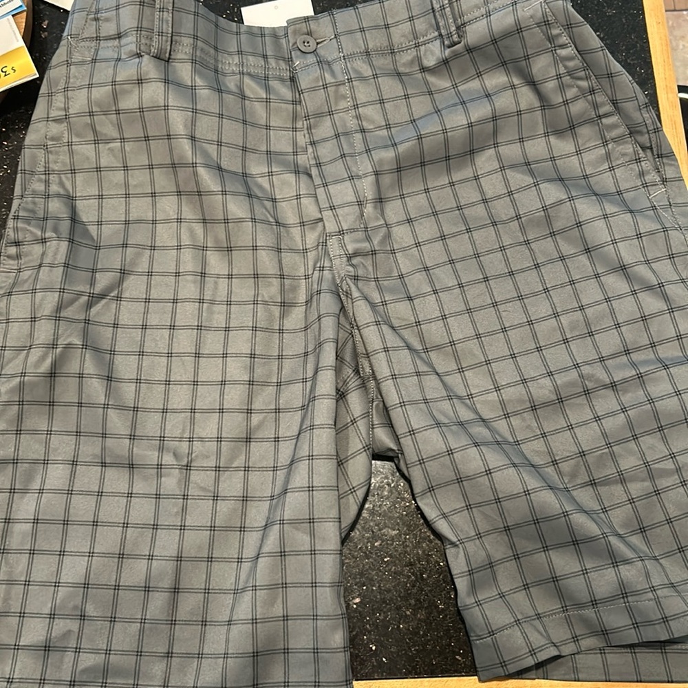 NWT size 32/M: Nike Golf Shorts